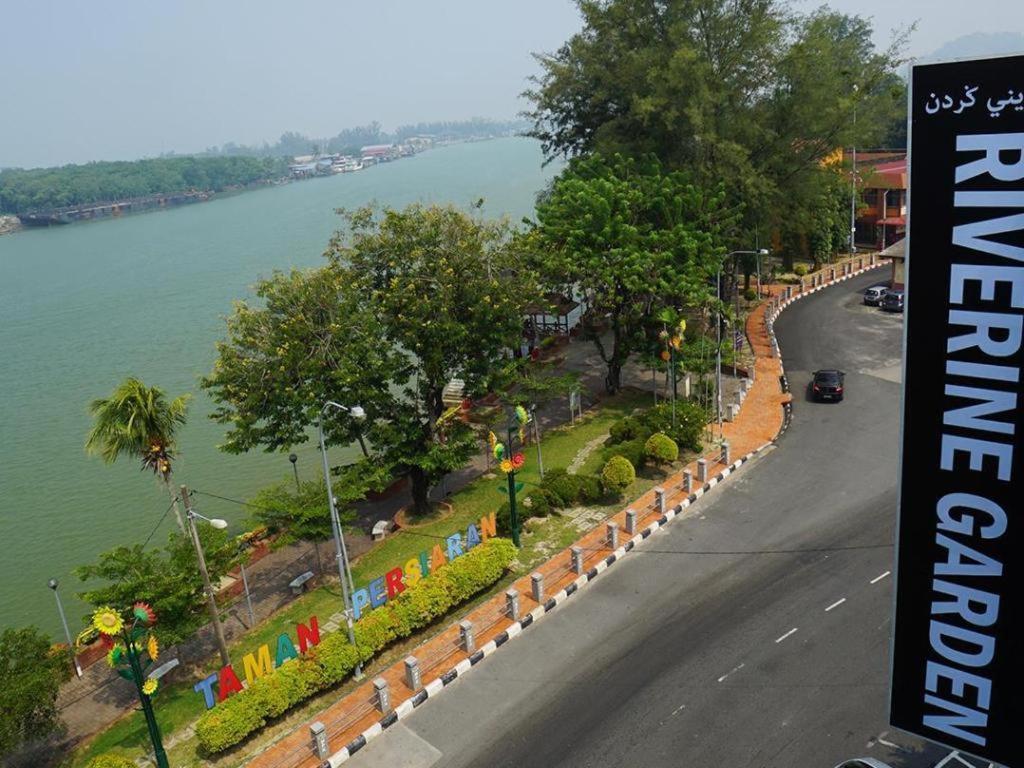Riverine Garden Hotel Chukai Bagian luar foto