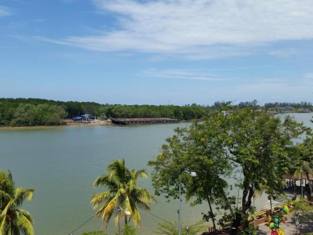 Riverine Garden Hotel Chukai Bagian luar foto