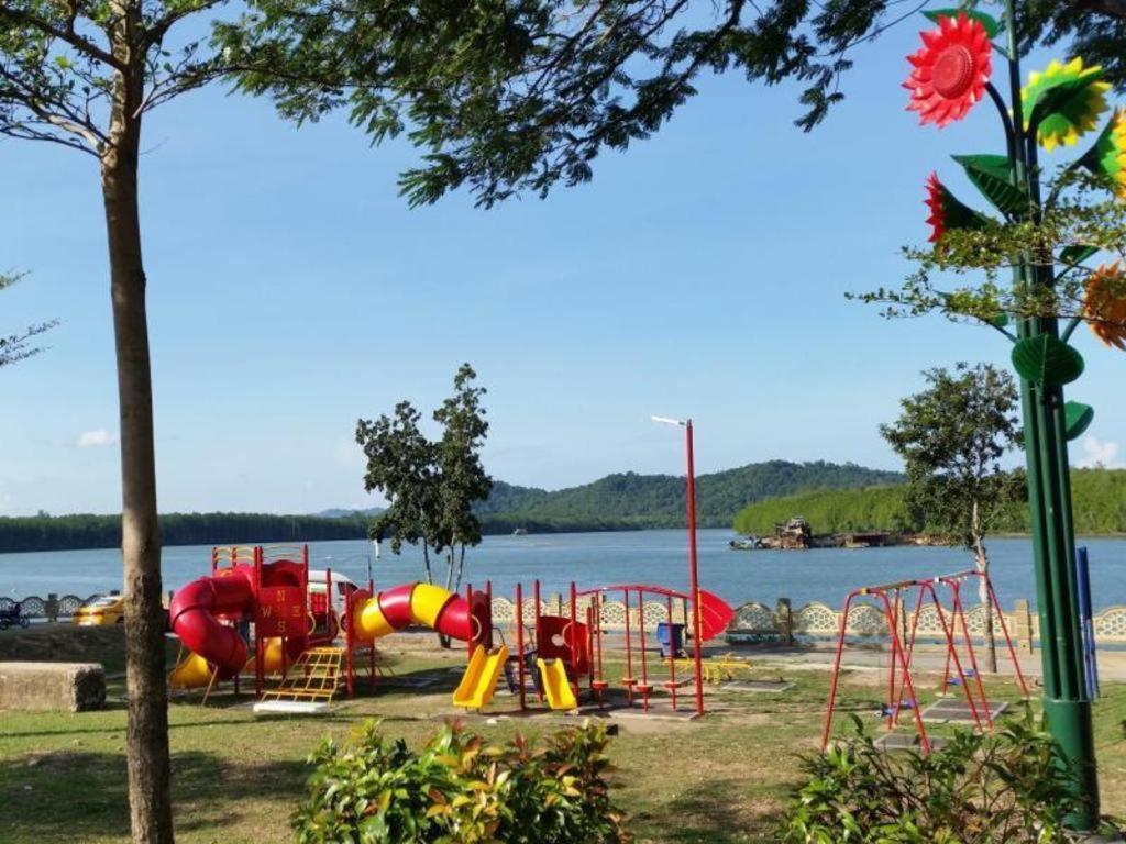 Riverine Garden Hotel Chukai Bagian luar foto