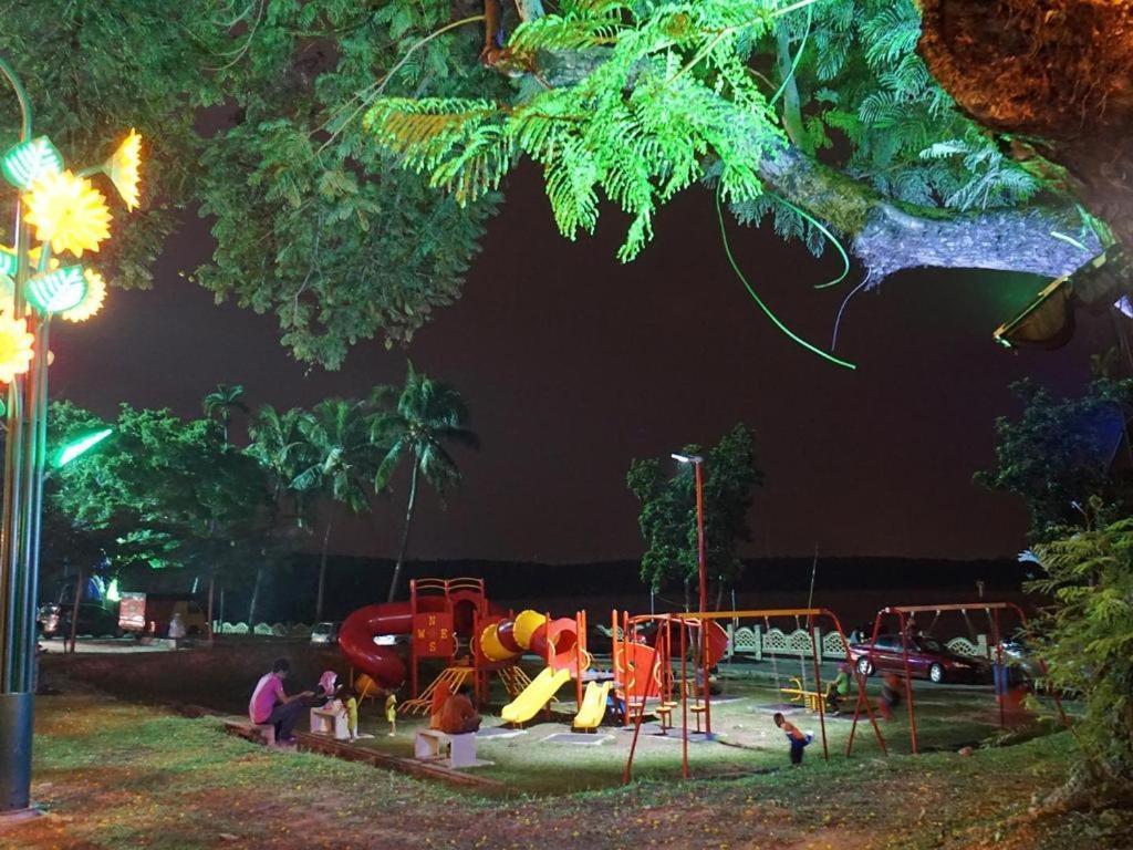 Riverine Garden Hotel Chukai Bagian luar foto