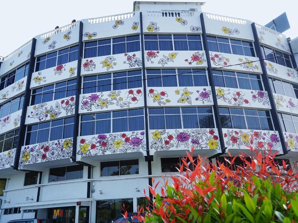 Riverine Garden Hotel Chukai Bagian luar foto