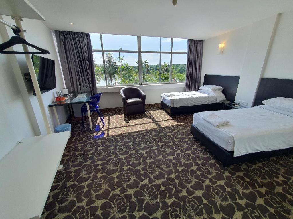 Riverine Garden Hotel Chukai Bagian luar foto