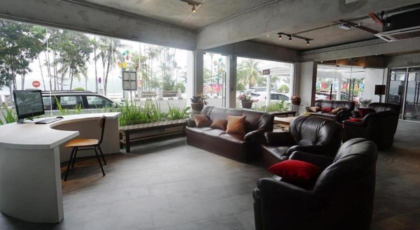Riverine Garden Hotel Chukai Bagian luar foto