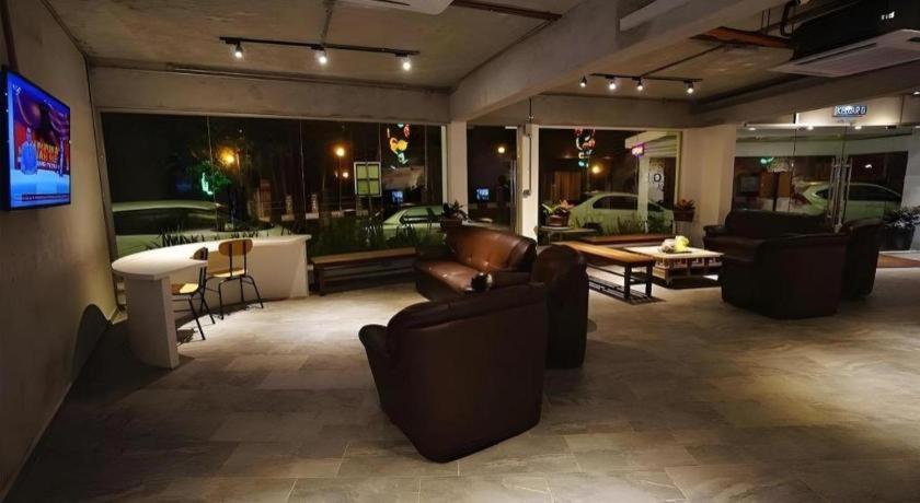 Riverine Garden Hotel Chukai Bagian luar foto