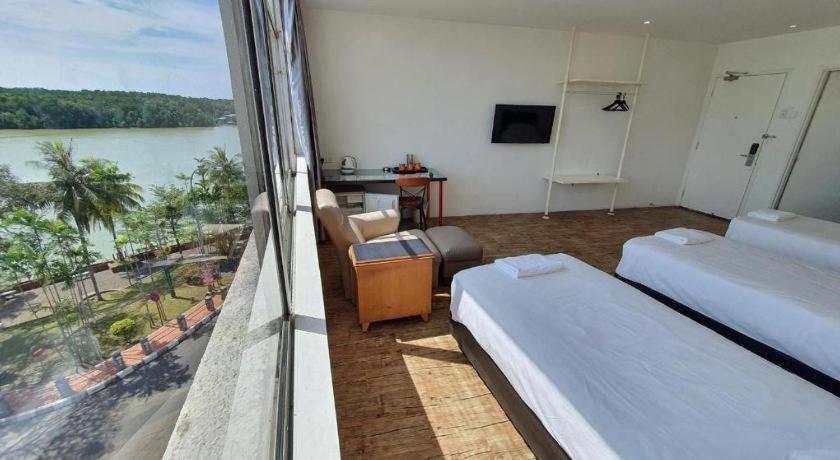 Riverine Garden Hotel Chukai Bagian luar foto